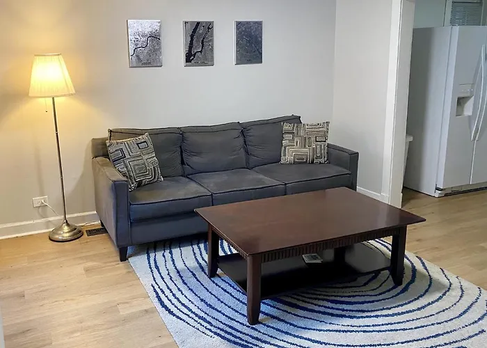 Lincoln Park Apartment With Backyard!