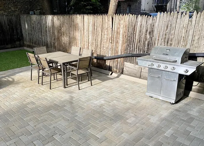 Lincoln Park Apartment With Backyard!